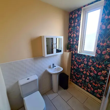 3 Bed House Etihad Stadium, Coop Live Private Parking With Optional Hot Tub Manchester