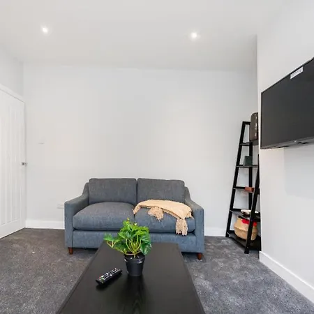 Hassle-free & Handsome Brand-new 3-bed * Manchester