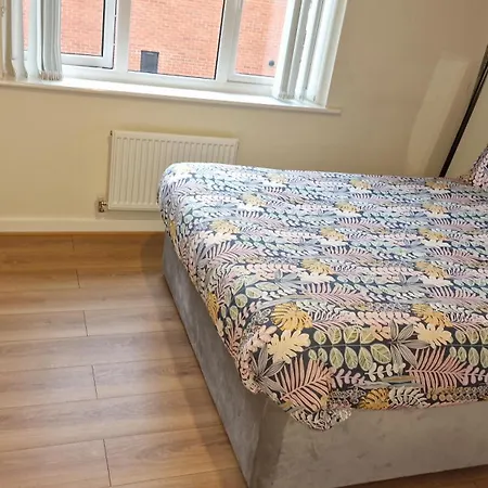 Stunning Canal View 2 Bedroom With Free Parking *