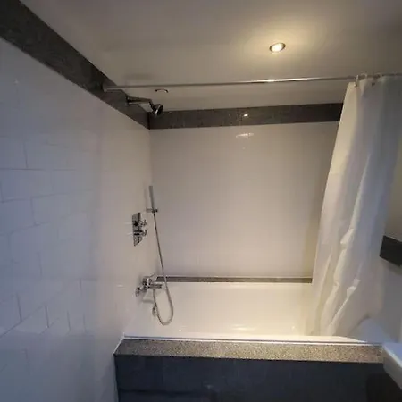 Striking 1 Bedroom Апартаменты