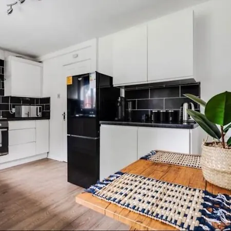 Newly Renovated House Near Trafford Centre *