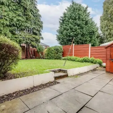 Newly Renovated House Near Trafford Centre Holiday home Manchester