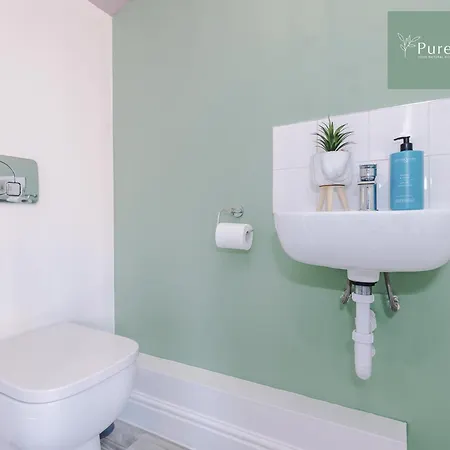 Purestay Manchester: Five-bedroom House With Free Parking Holiday home