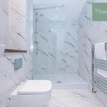 別荘 Spacious 5-bedroom Contractor House Sleeps 7 With Parking By Purestay