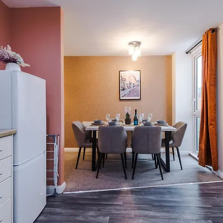 Beautiful House Near Etihad With Free Wifi & Parking- Sleeps 6 By Purestay *