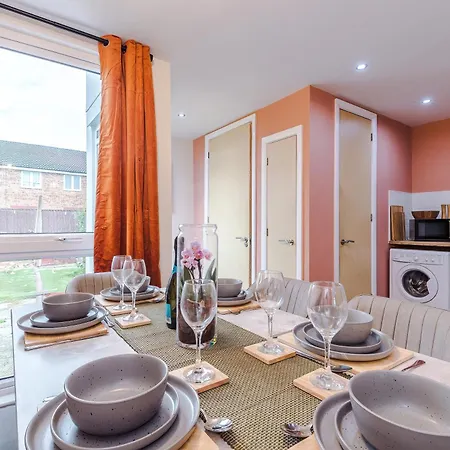 Holiday home Beautiful House Near Etihad With Free Wifi & Parking- Sleeps 6 By Purestay