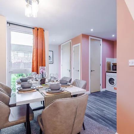 Beautiful House Near Etihad With Free Wifi & Parking- Sleeps 6 By Purestay 펜션