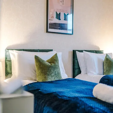 Beautiful House Near Etihad With Free Wifi & Parking- Sleeps 6 By Purestay Holiday home