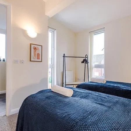 Beautiful House Near Etihad With Free Wifi & Parking- Sleeps 6 By Purestay *