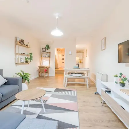 Charming Chinatown 2 Bed Duplex *