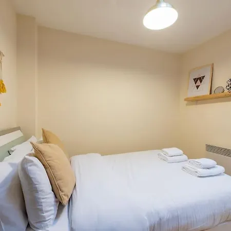 Charming Chinatown 2 Bed Duplex شقة