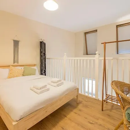 Charming Chinatown 2 Bed Duplex *