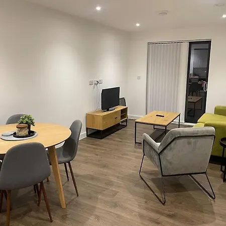 Luxury 2 Bedroom In The Heart Of Apartment *