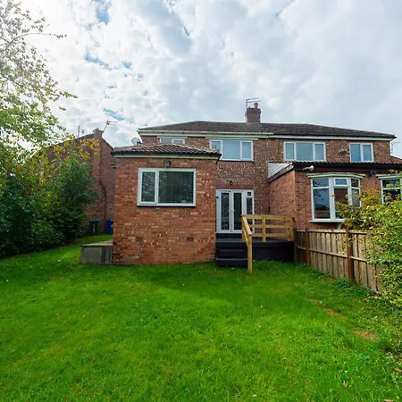 Modern 4-bed With Garden *