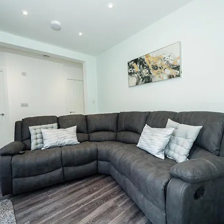 בית נופש Modern 4-bed With Garden מנצ'סטר