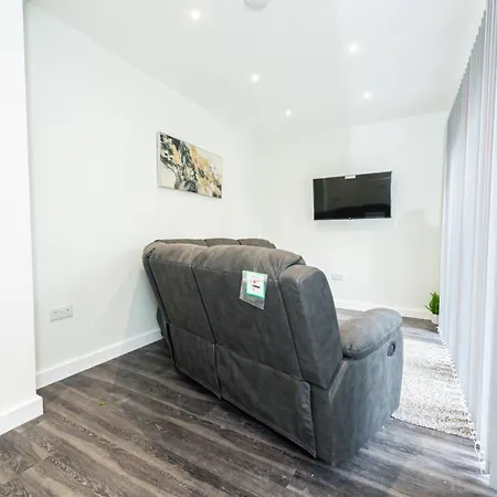 בית נופש Modern 4-bed With Garden *