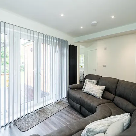 בית נופש Modern 4-bed With Garden