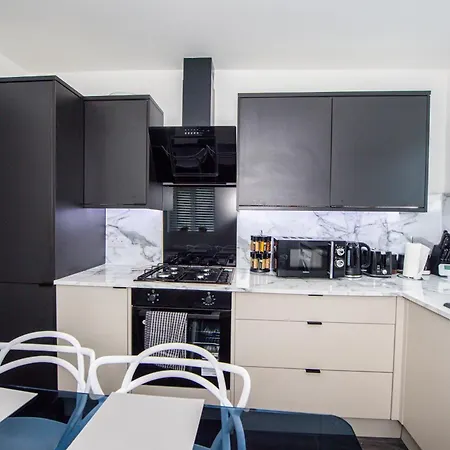 Modern 4-bed With Garden * מנצ'סטר