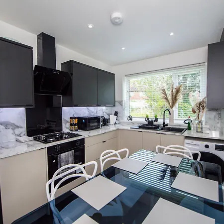 בית נופש Modern 4-bed With Garden מנצ'סטר