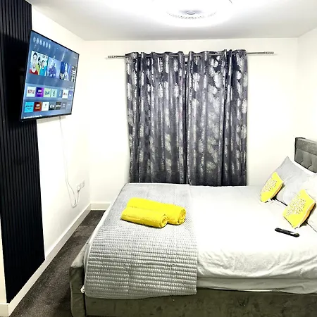 Private Modern Ensuite Near Etihad Stadium