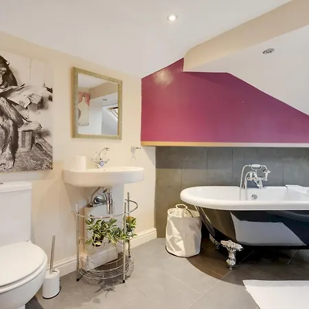 Pass The Keys Spacious 5-bedroom House In The Charming Suburb Of Fallowfield 펜션