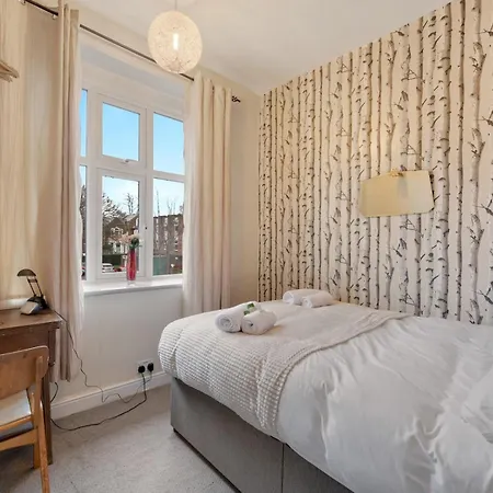 Pass The Keys Spacious 5-bedroom House In The Charming Suburb Of Fallowfield 펜션 *