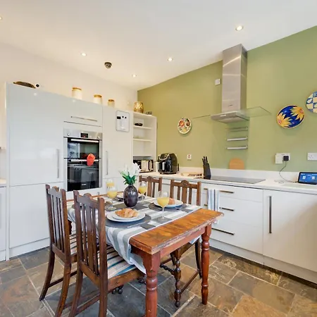 Spacious 5bed House In South - Pass The Keys *