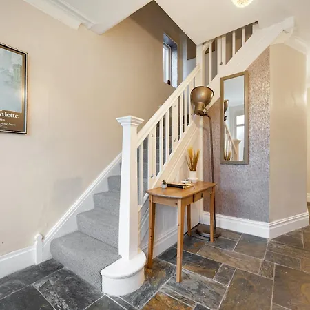 Pass The Keys Spacious 5-bedroom House In The Charming Suburb Of Fallowfield 펜션 *