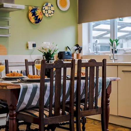 Pass The Keys Spacious 5-bedroom House In The Charming Suburb Of Fallowfield 펜션 *