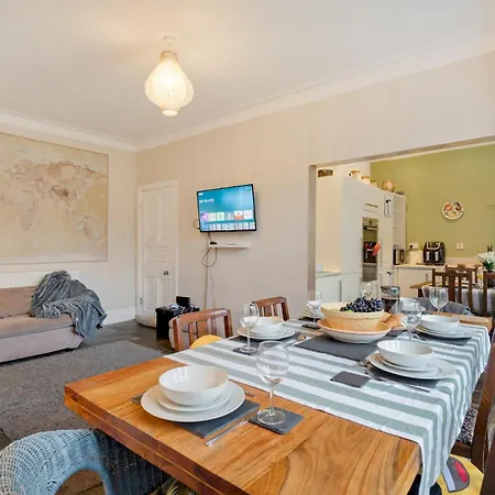 Pass The Keys Spacious 5-bedroom House In The Charming Suburb Of Fallowfield 펜션 맨체스터