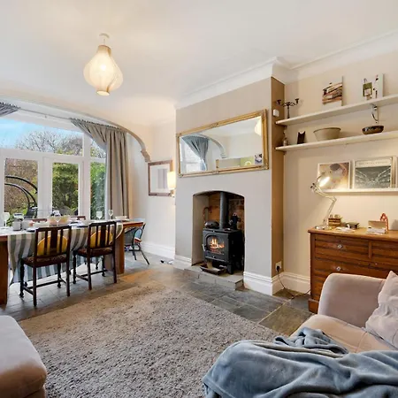 Pass The Keys Spacious 5-bedroom House In The Charming Suburb Of Fallowfield 펜션