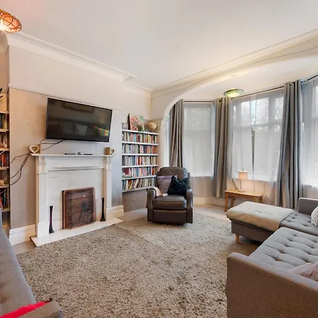 Spacious 5bed House In South - Pass The Keys *