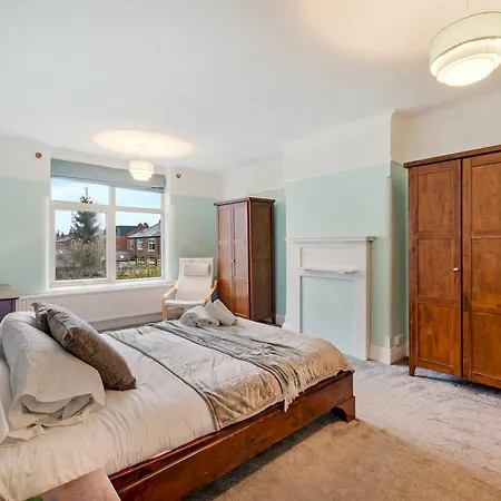 Pass The Keys Spacious 4-bedroom House With Games In Leafy Didsbury