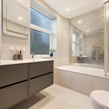 Feriehus Pass The Keys Spacious 4-bedroom House With Games In Leafy Didsbury Manchester