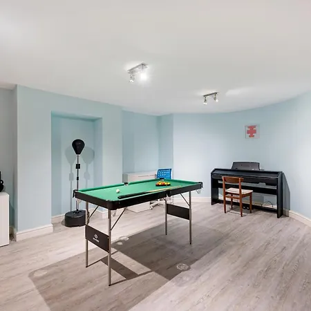 Feriehus Pass The Keys Spacious 4-bedroom House With Games In Leafy Didsbury