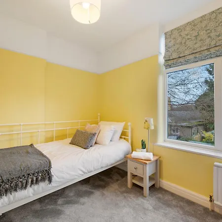 Feriehus Pass The Keys Spacious 4-bedroom House With Games In Leafy Didsbury
