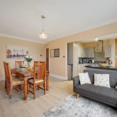 Pass The Keys Spacious 4-bedroom House With Games In Leafy Didsbury