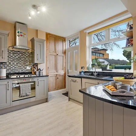 Pass The Keys Spacious 4-bedroom House With Games In Leafy Didsbury *