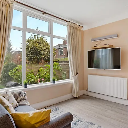 Pass The Keys Spacious 4-bedroom House With Games In Leafy Didsbury