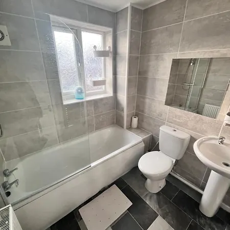 House Near Centre & Etihad, Free Parking & Garden アパート *