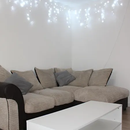 Apartmán House Near Centre & Etihad, Free Parking & Garden