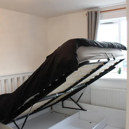 House Near Centre & Etihad, Free Parking & Garden