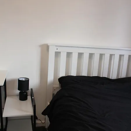 Apartmán House Near Centre & Etihad, Free Parking & Garden