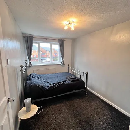 House Near Centre & Etihad, Free Parking & Garden Apartmán *