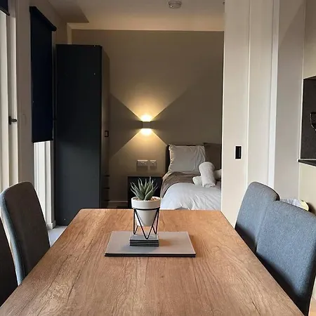 Apartment Spacious 2 Bed Modern *