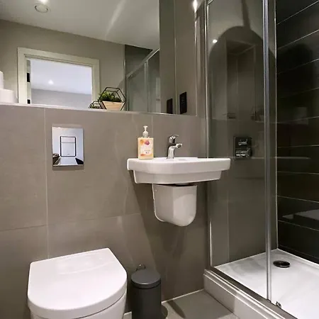 Spacious 2 Bed Modern