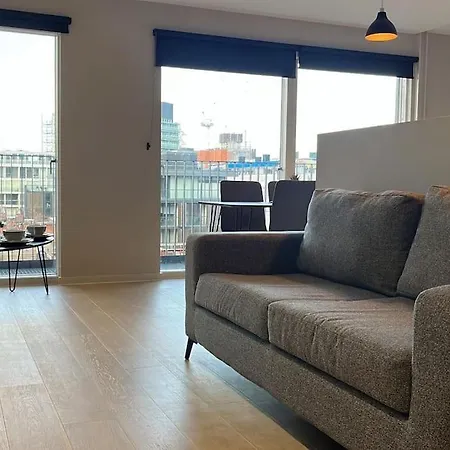 Spacious 2 Bed Modern *