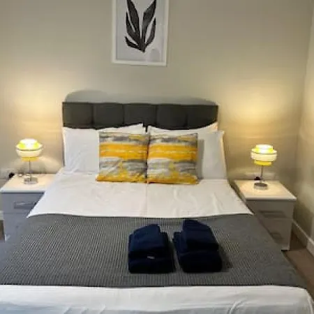 Beautiful Roomy Sleeps 2 *