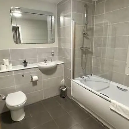 Apartment Modern 1 Bed Sleeps 2 *