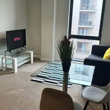 Modern 1 Bed Sleeps 2 Apartment *